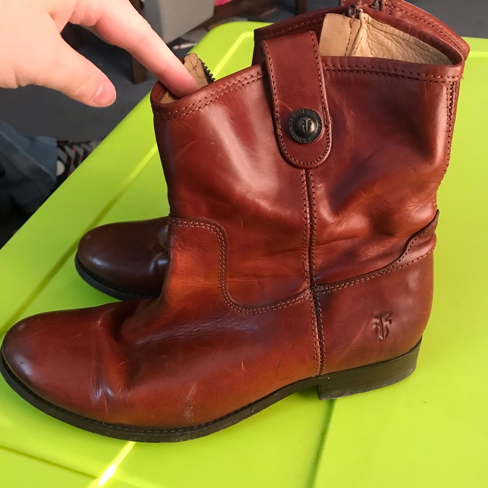 Frye Melissa button short size 8